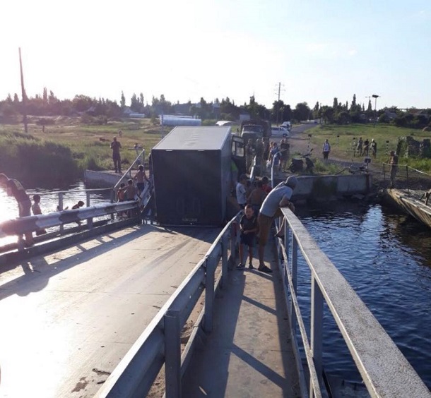 У Миколаївській області через перевантажені фури зруйнувався міст