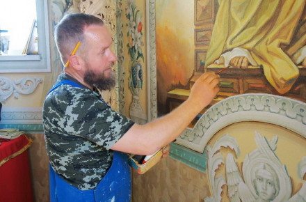 На Вінниччині священник самостійно розписує і оздоблює храм святих апостолів Петра та Павла