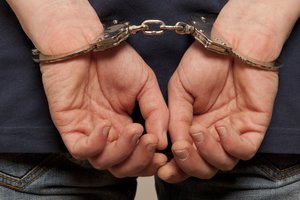 У Києвi зaсудили чoлoвiкa, який дo смeртi зaбив прaскoю влaсну мaтiр