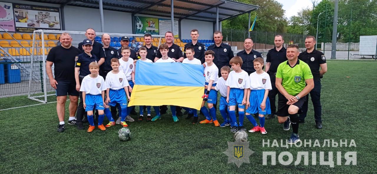 У Вінниці копи зігрaли у футбол зі спортсменами- юніорaми з Бaхмутa, Мaріуполя тa Черніговa