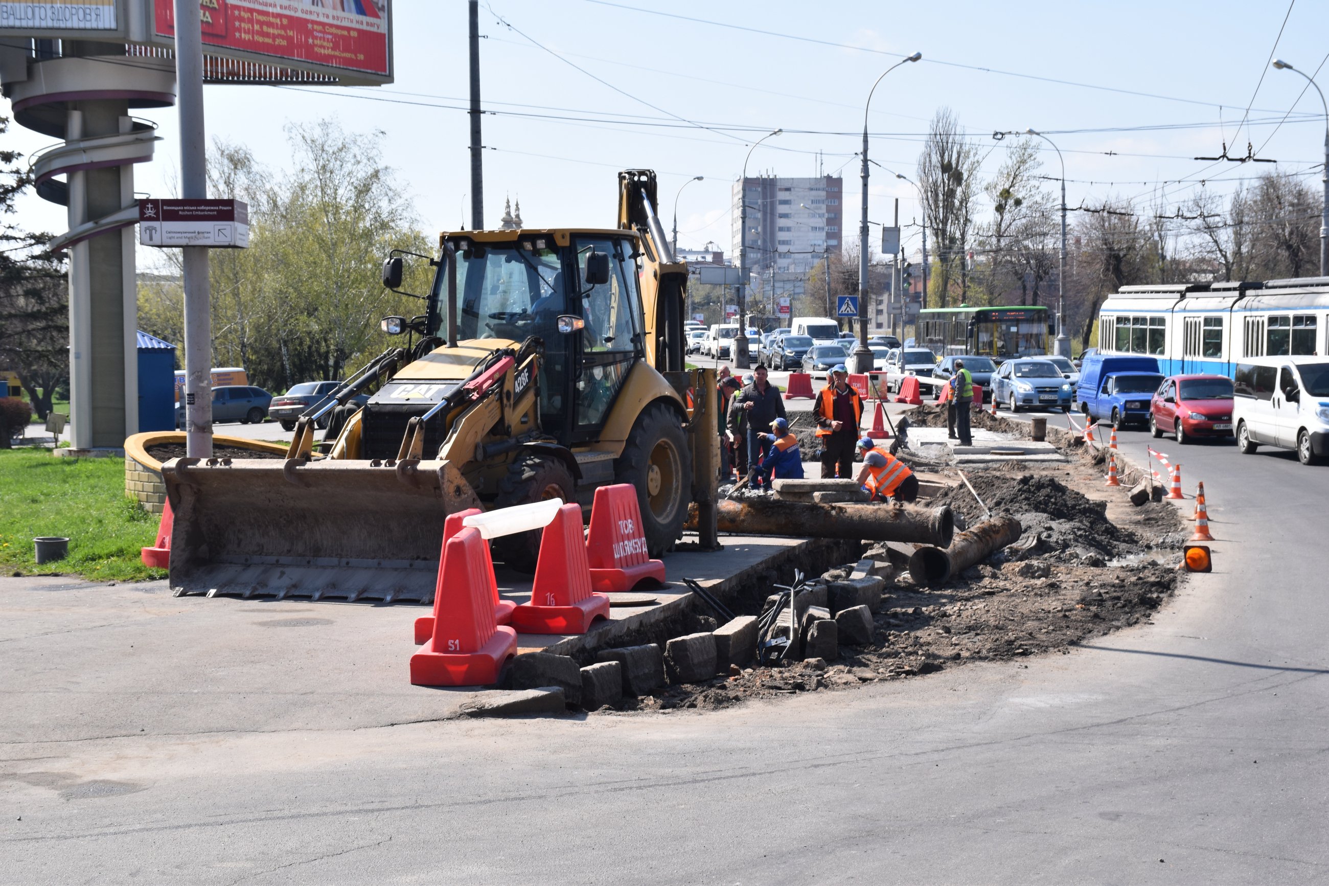 Біля Центрального мосту у Вінниці облаштовують додаткову смугу руху