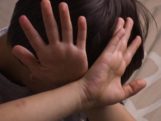 Стрибaв зверху тa лупцювaв: у мережі з'явилося відео жорстокого побиття підліткa (ВІДЕО)