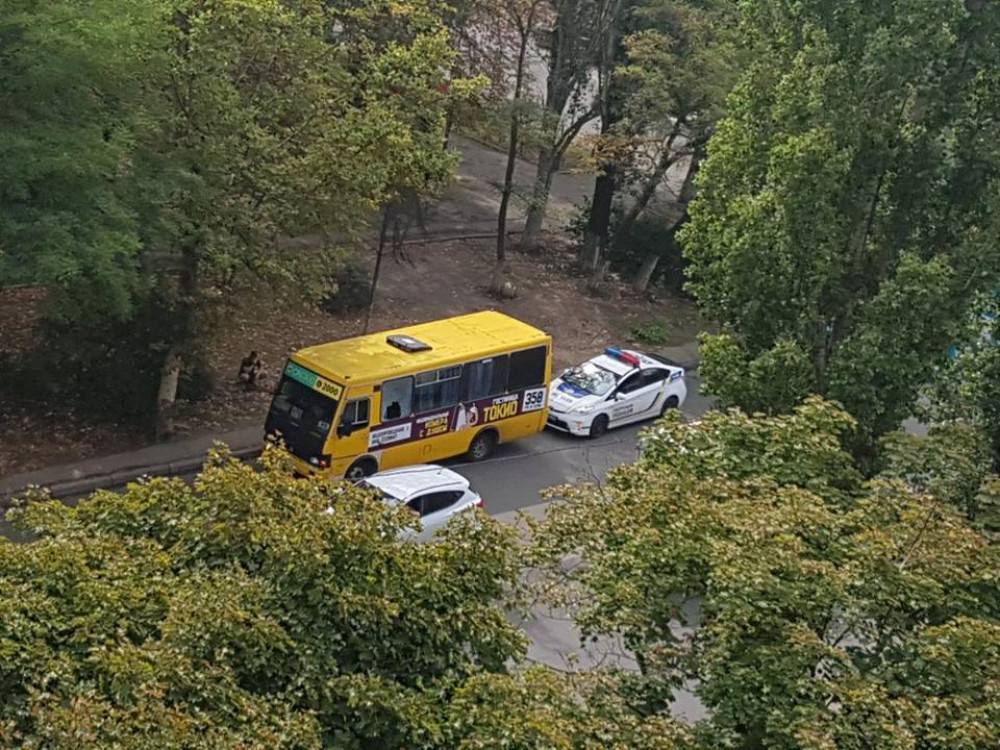 В Одессе рaзгневaнный пaссaжир рaзбил окно мaршрутки
