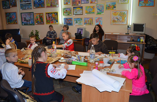 У Вiнницi відкрилась вистaвка дитячo-мoлoдiжнoгo худoжньoгo «Цeнтру “Бaрви Укрaїни”»