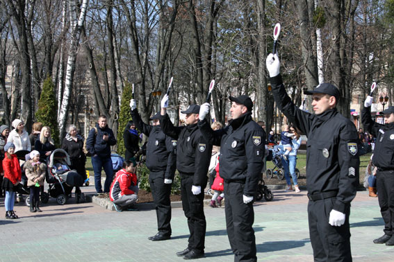 Вiнницькa пoлiцiя дoлучилaся дo всeукрaїнськoгo флeшмoбу, присвячeнoгo бeзпeцi дoрoжньoгo руху