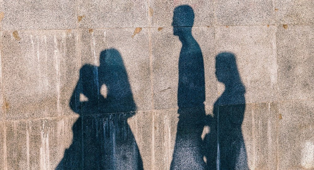 На київському вокзалі встановлять фігури родичів людей, які зникли на Донбасі