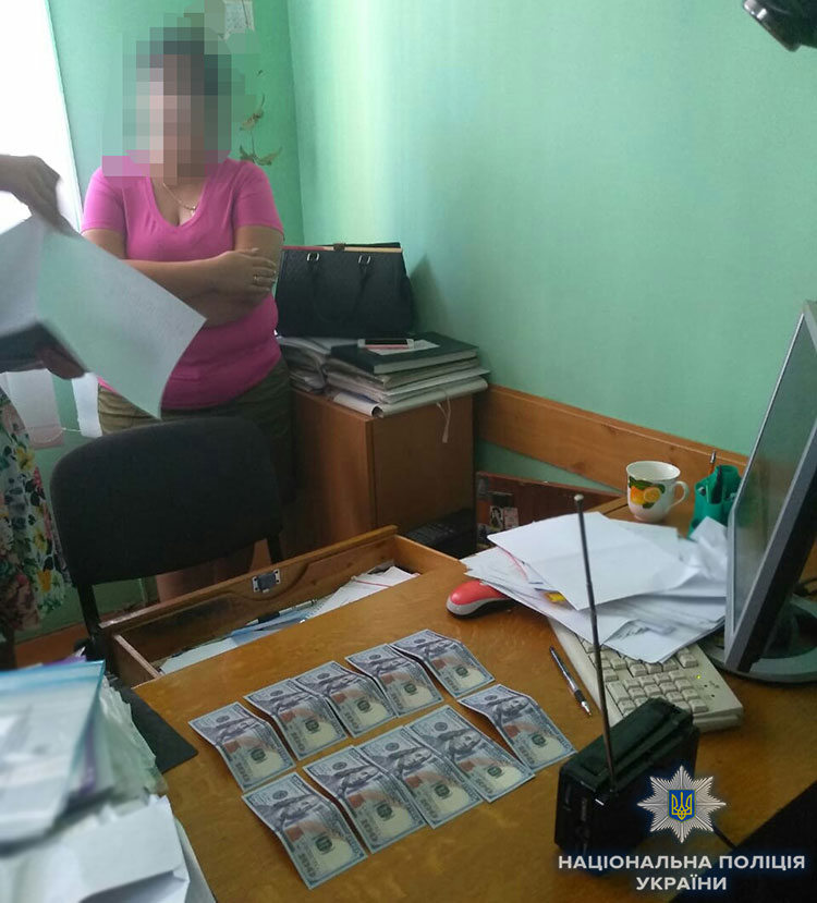 На Львівщині затримали землевпорядницю сільради, яка вимагала 3 тисячі доларів хабаря