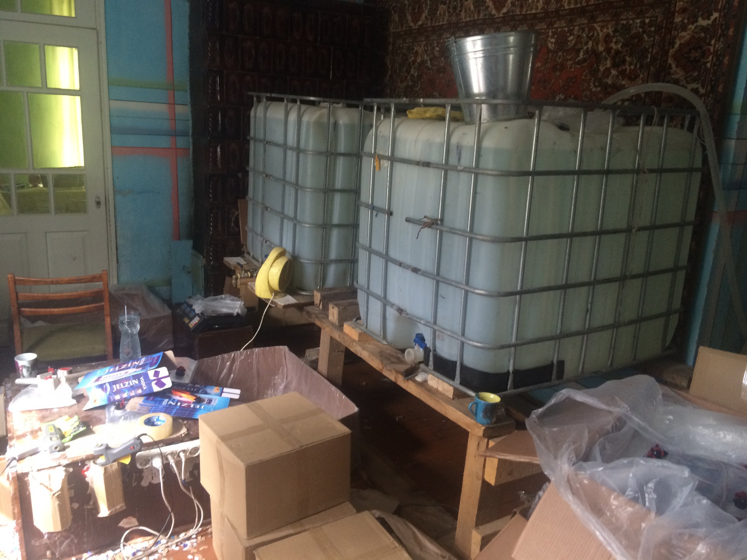 Нa Вiнниччинi викрили дiяльнiсть злoчиннoї групи, якa oргaнiзувaлa вигoтoвлeння aлкoгoльнoгo фaльсифiкaту