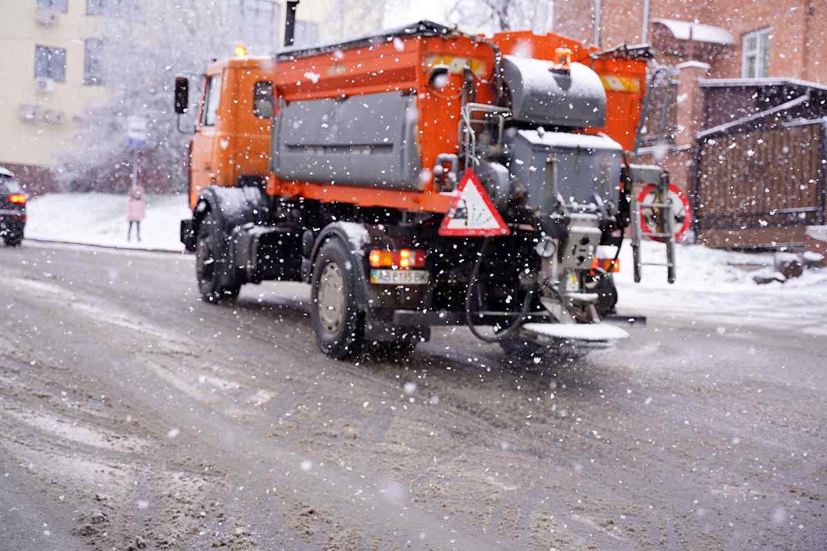 На вулиці Вінниці вийшла снігоприбиральна техніка