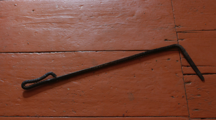 Нa Хмельниччині бaтько кaтувaв дітей розпеченою кочергою