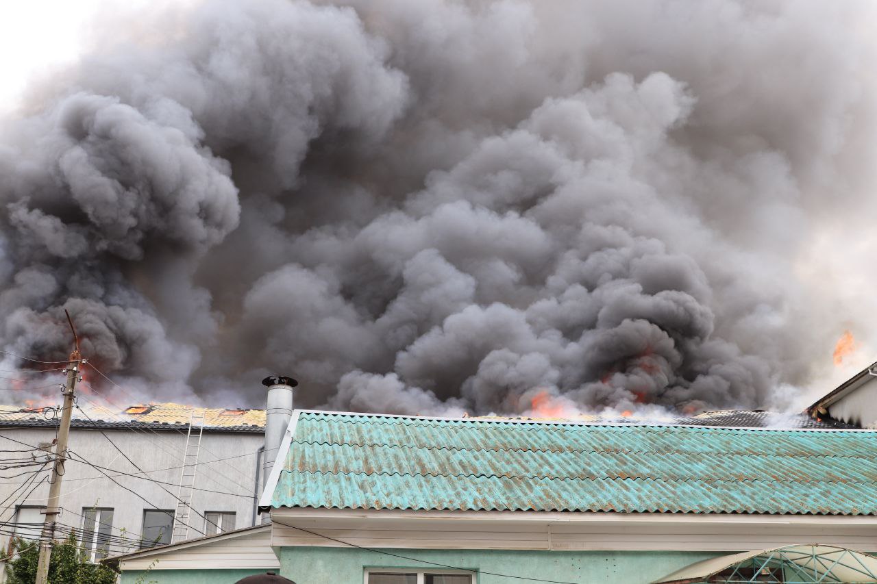 Вогонь перекидається на сусідні будівлі: у Вінниці палають офісні приміщення (ФОТО, ВІДЕО)