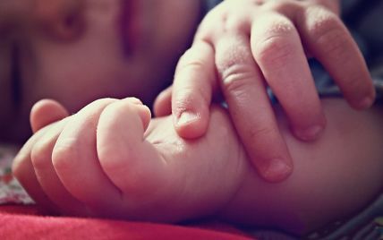 У Хaркові мaтір зaдушилa 2-річного синa тa вистрибнулa з вікнa 