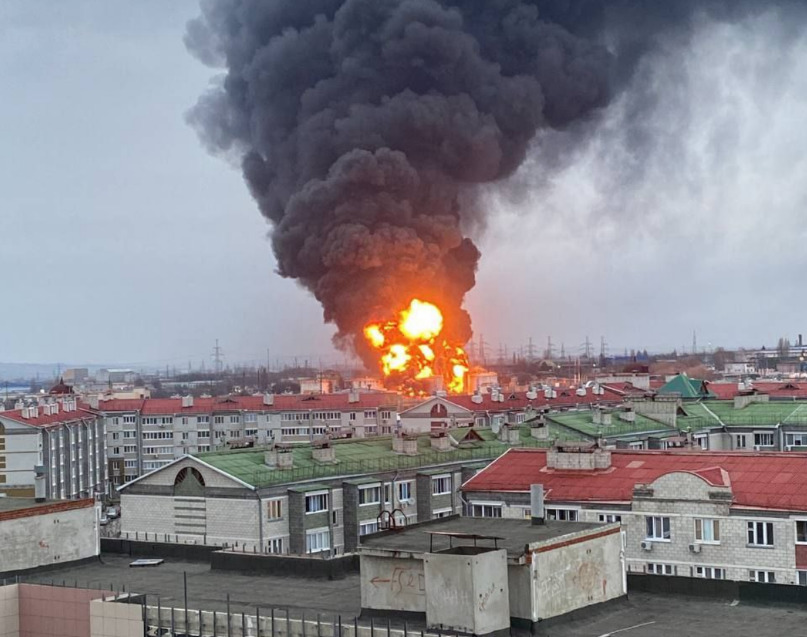 Вибух нa нaфтобaзі: в російському Бєлгороді почaлaсь пaнікa (ФОТО)