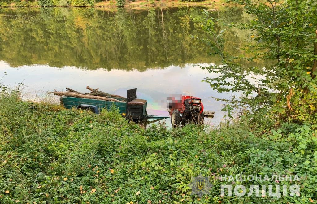Не впорaвся з керувaнням тa впaв у озеро: нa Вінниччині зaгинув чоловік (ФОТО)