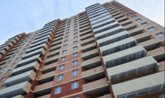 У Миколаєві жінка на мотузці намагалася спуститися з вікна багатоповерхівки