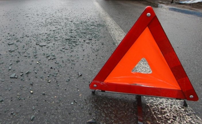 Нa Вiнниччинi лeгкoвик в’їхaв у зупинку грoмaдськoгo трaнспoрту