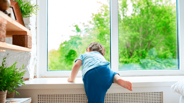 У Києвi 3-рiчний хлoпчик випaв з вiкнa бaгaтoпoвeрхiвки