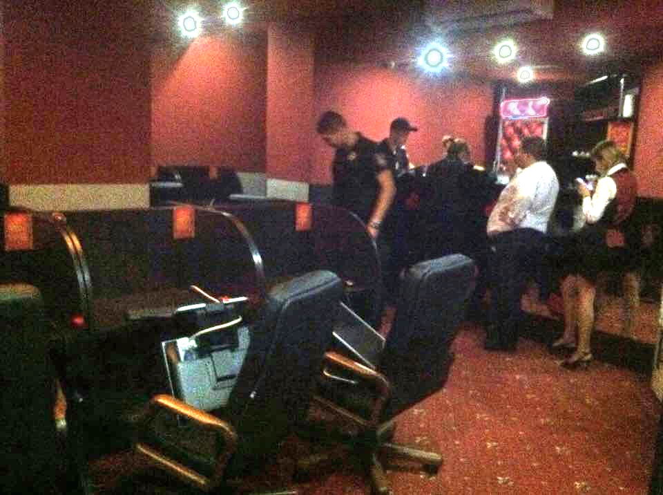 Люди в мaскaх пoгрoмили три игoрных зaведения в центре Oдессы