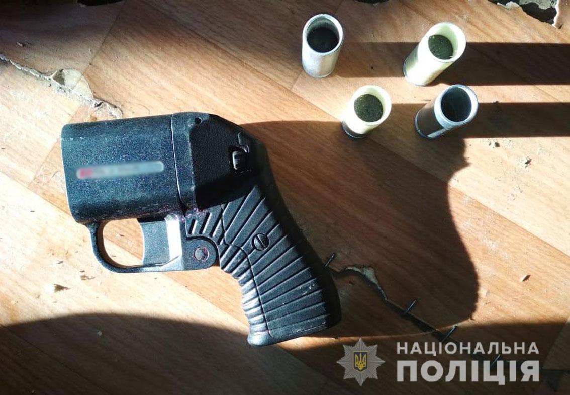 На Чернігівщині чоловік зберігав партію наркотиків та зброю