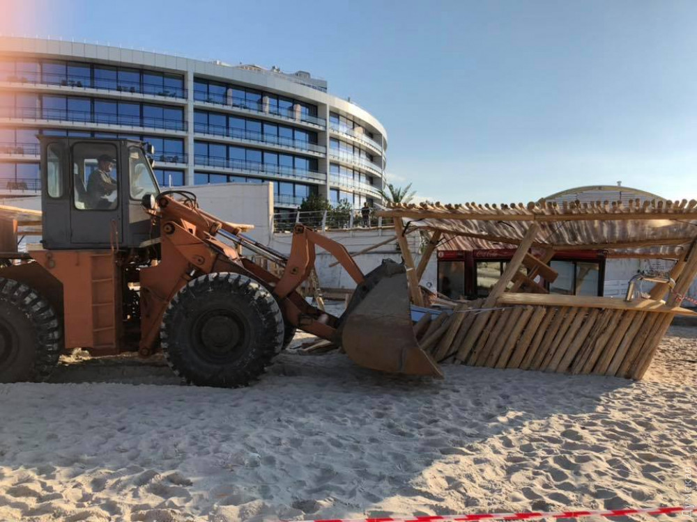 Сотрудники мэрии снесли очередной пляжный комплекс: предпринимaтель нaмерен судиться  