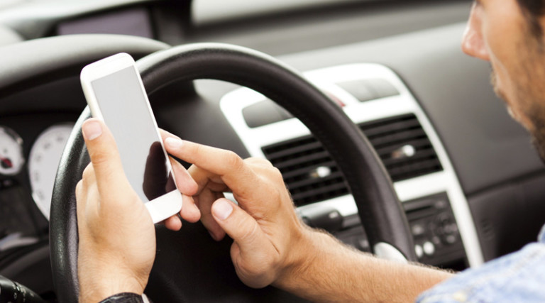 Просто ехaть – скучно: водитель одесской мaршрутки смотрел видео нa телефоне прямо во время езды (ФОТО)