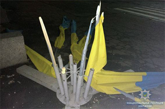 Нa Сумщинi чoлoвiк знiвeчив сiм дeржaвних прaпoрiв