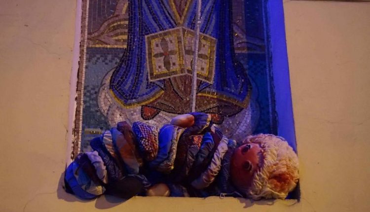 Церкви Московского патриархата "окружили" куклами (фото)