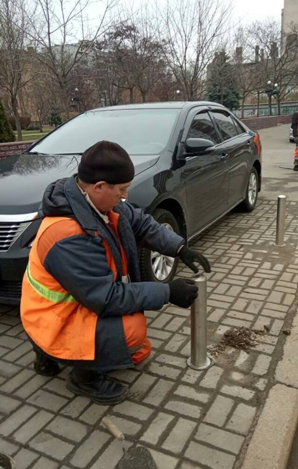 У Києві встановлюють антипаркувальні стовпчики