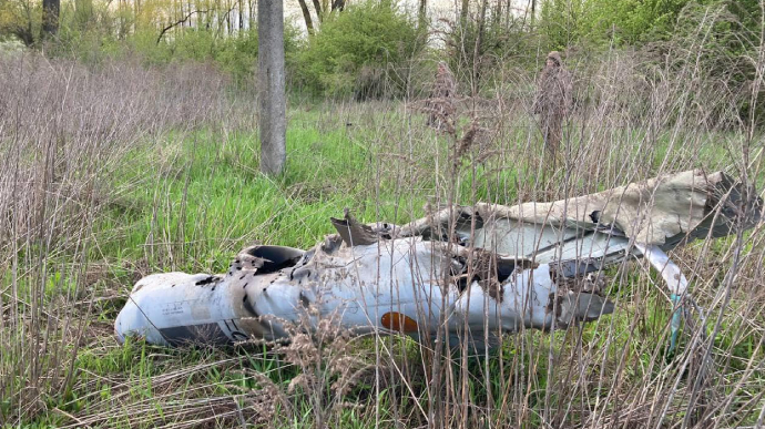 Поліцейські показали уламки ракети рф, яку збили на Київщині