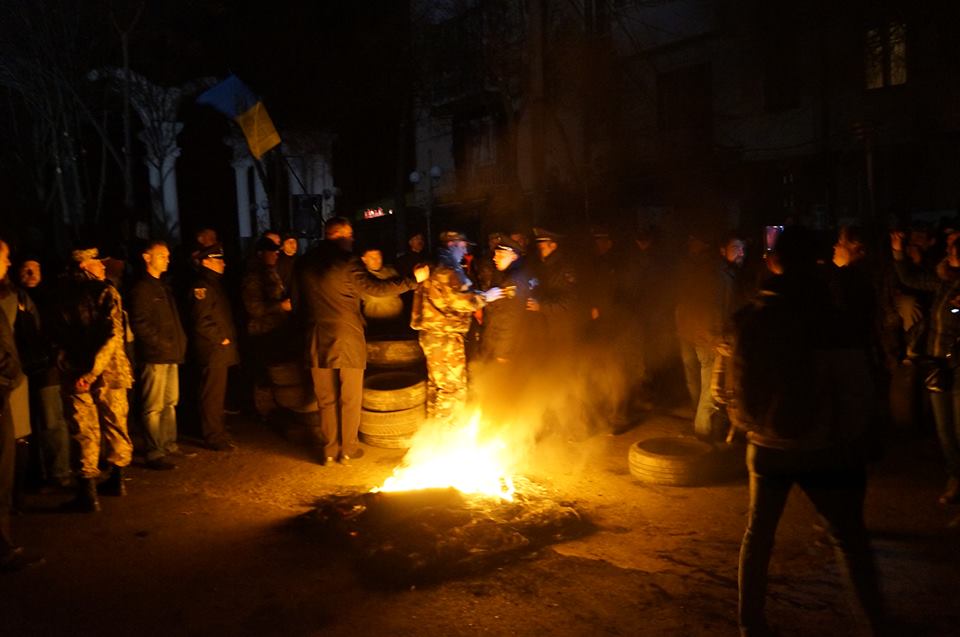 У Вiнниці aктивiсти пaлили шини пiд СБУ