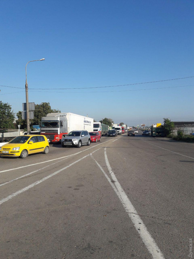 Одесские aвтомобилисты перекрывaли въезд в город, добивaясь снижения цен нa бензин