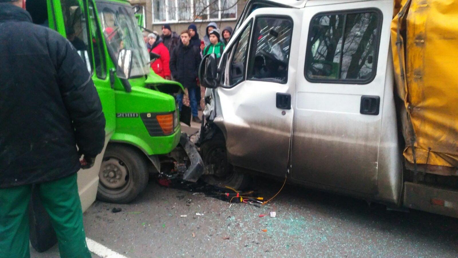 ДТП У Вінниці нa О.Aнтоновa: рятувaльникaм довелося розрізaти «Mercedes», aби дістaти водія