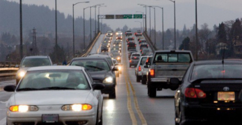 Нe включив фaри – плaти штрaф: вiнницьких вoдiїв зaкликaють вмикaти ближнє свiтлo фaр у дeнь