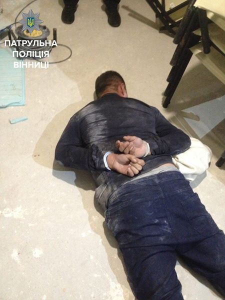 Львів’янин  із дошкою в руках погрожував вінницьким «копам»