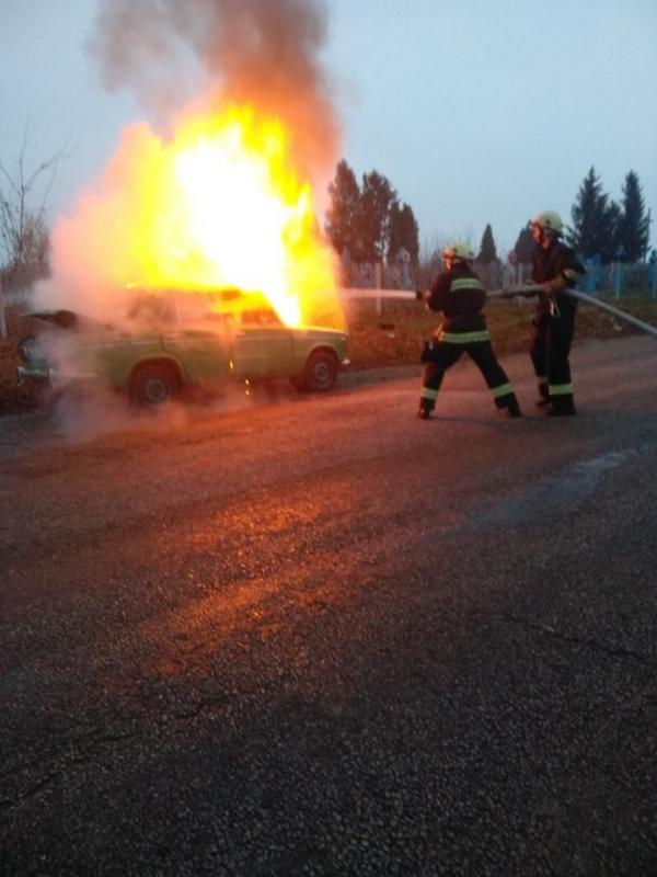 На Івано-Франківщині посеред дороги загорілося авто (Фото)
