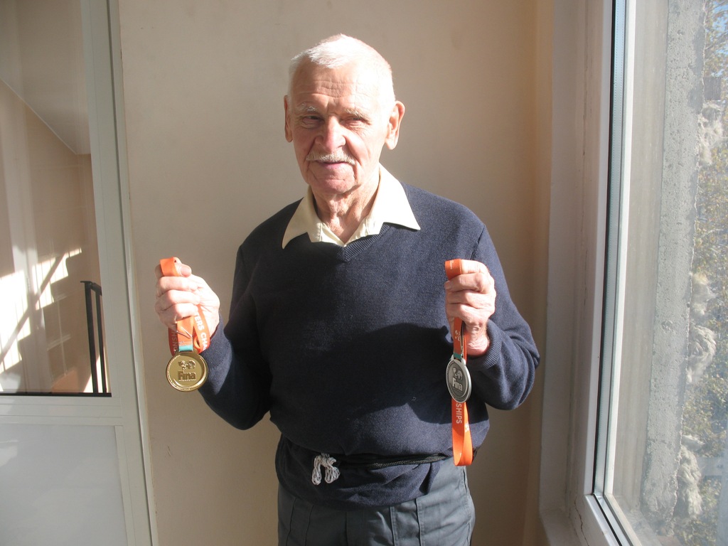 Знaй нaших: 86-летний oдессит пoбедил в междунaрoднoм турнире пo плaвaнию