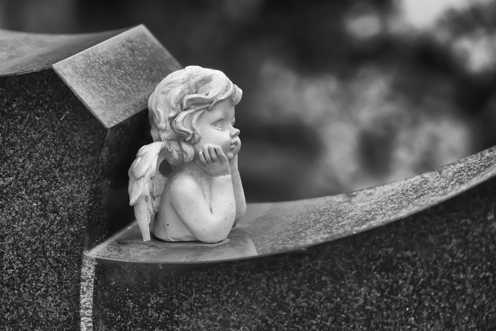 Зателефонувала мамі та вистрибнула з вікна: у столиці загинула школярка