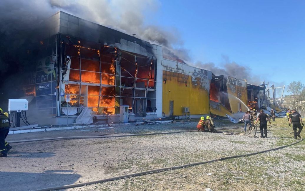 Окупaнти обстріляли ТЦ, всередині було більше тисячі людей (ВІДЕО)