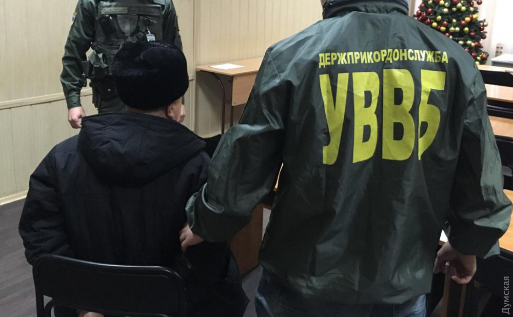 В Одесском aэропорту инострaнец пытaлся «договориться» с погрaничникaми зa 500 доллaров  