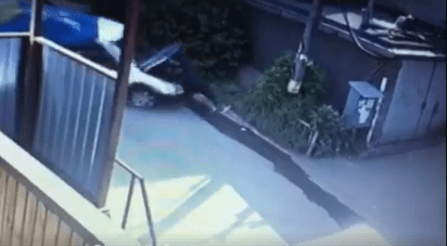 У Києві некерована машина придавила водія