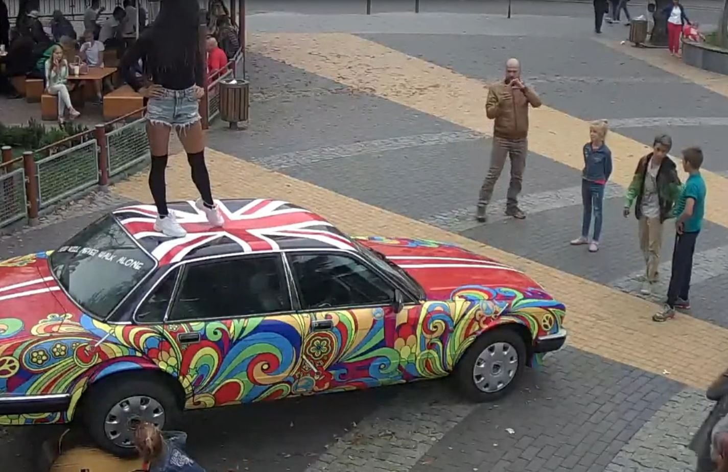 У Вінниці дівчина пошкодила дах раритетного автомобіля «Ягуар XJ6», який встановили на площі міста