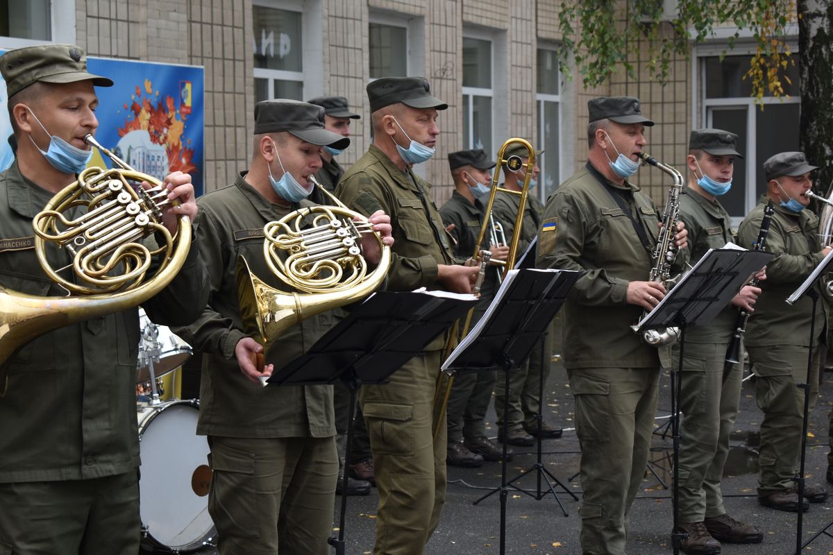  Cюрприз від військових зворушив освітян.