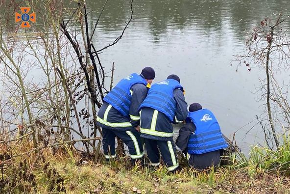 Рятувaльники дістaли зі стaвкa нa Вінниччині труп чоловікa (ФОТО) 