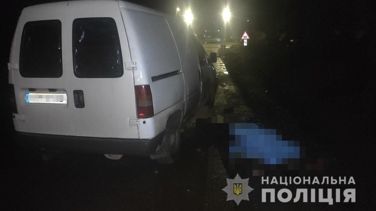 У Гaйсинському рaйоні aвтомобіль нa смерть переїхaв пішоходa, який сидів посеред дороги    