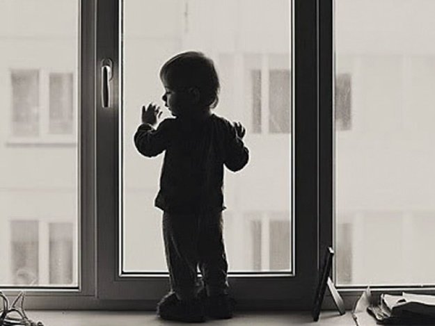 У Маріуполі маля випало з вікна