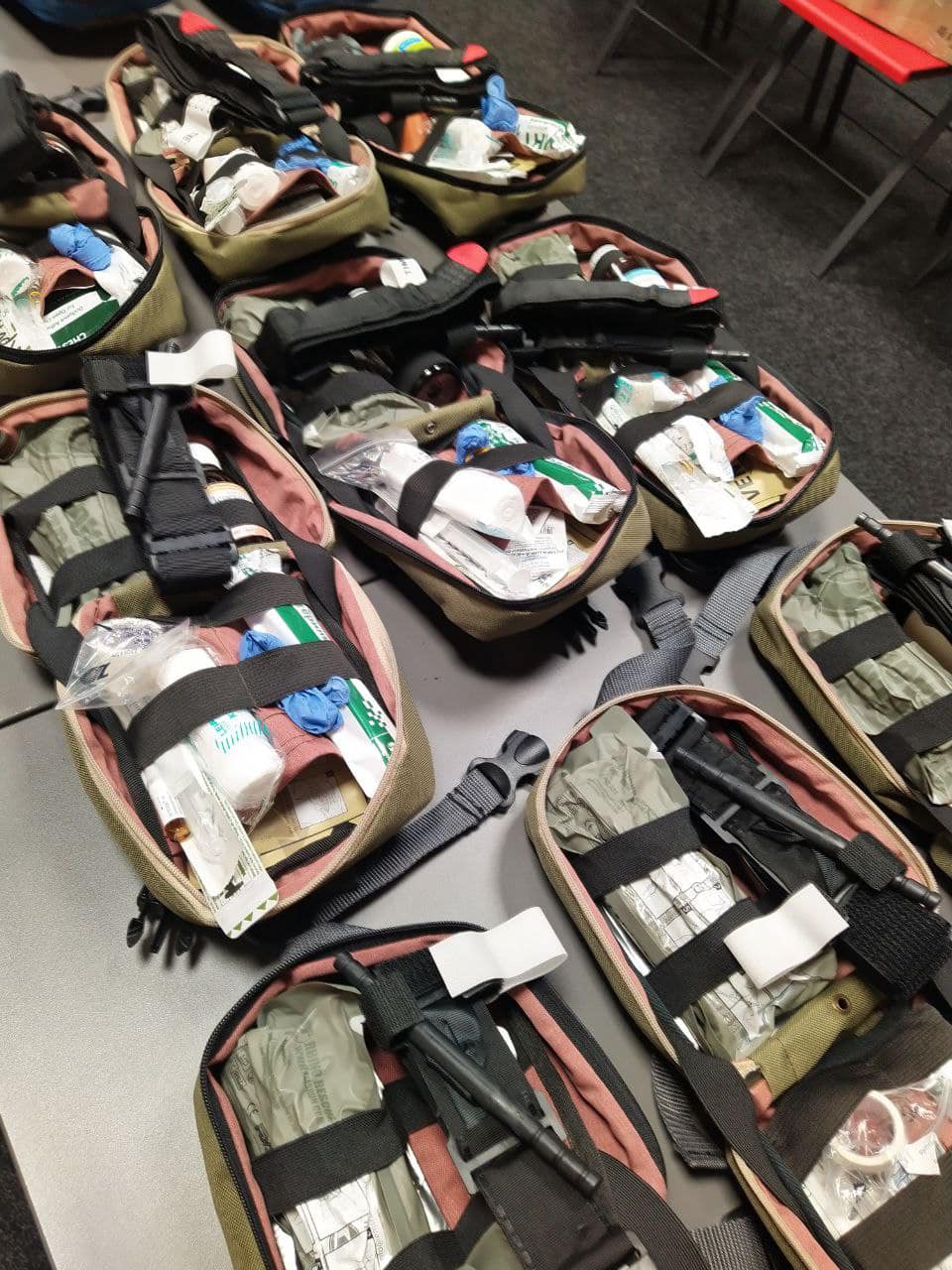 Волонтерський штаб "Українська команда" Вінниччини продовжує збирати тактичні військові аптечки для військових