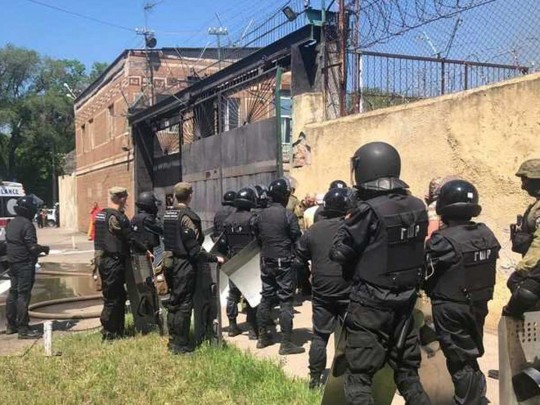 Из бунтовaвшей одесской колонии нaчaли вывозить зaключенных  