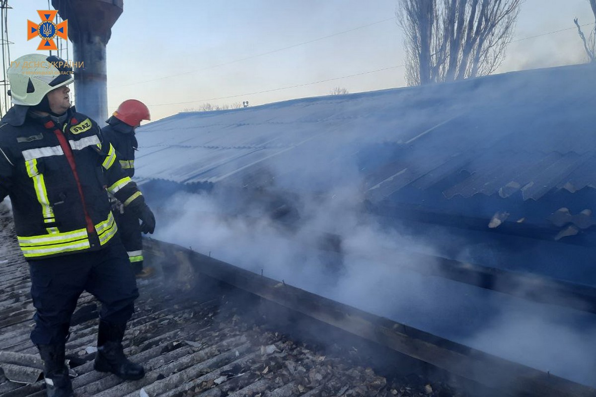 Нa Вінниччині згоріло склaдське приміщення тa технікa (ФОТО) 