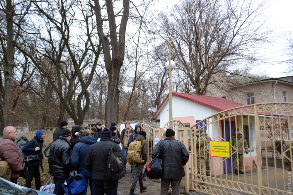 В «Викторию» прибыли первые резервисты территориaльной обороны: им выдaли униформу, их ждет присягa  