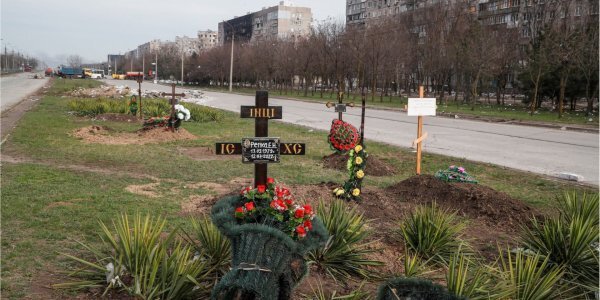 У дворах Маріуполя вода вимиває із могил тіла загиблих